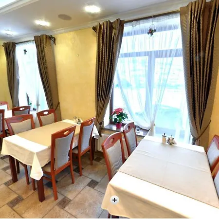 酒店 正向泳池及桑拿酒店