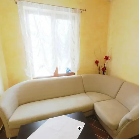 正向泳池及桑拿酒店 *